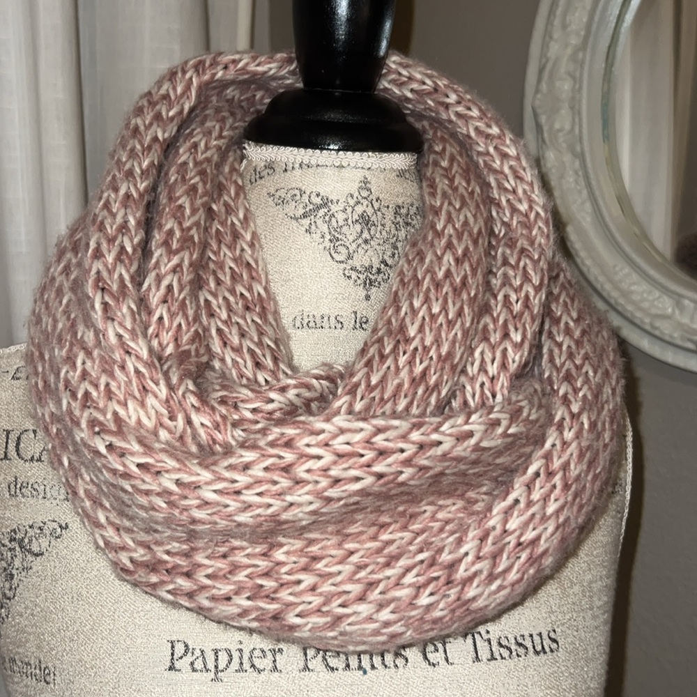 Rose pink mauve ivory white knit neck scarf 🧣 infinity wrap women’s accessory - Picture 3 of 7